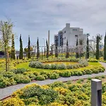 Beautiful Deluxe Garden Apartment