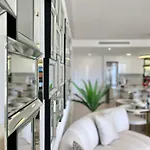 Upscale 3 Bedroom Apartment 300M From The Beach