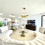 Upscale 3 Bedroom Apartment 300M From The Beach