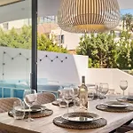 Vivi Homes - Amore Luxury ,Garden, Pool & Sauna