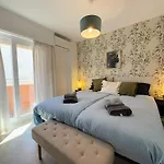 Sunny & Modern Beach Apartment
