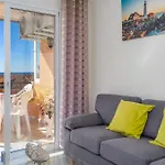 Cozy Seaview Getaway