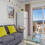 Cozy Seaview Getaway