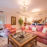 Urbanliving Villa Teresa