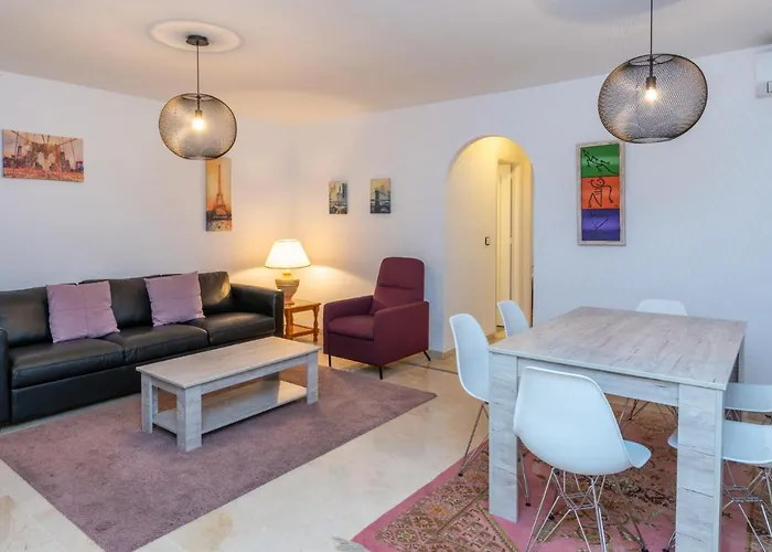 2Br Urban Getaway - Good Wifi, Swimming Pool