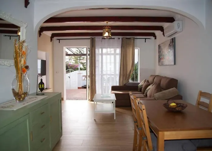 House W Shared Pool, Perfect For Small Families