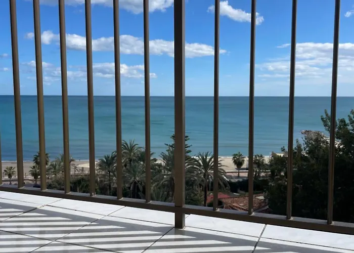 Estrellita Two Bedroom, Top Floor With Seaview