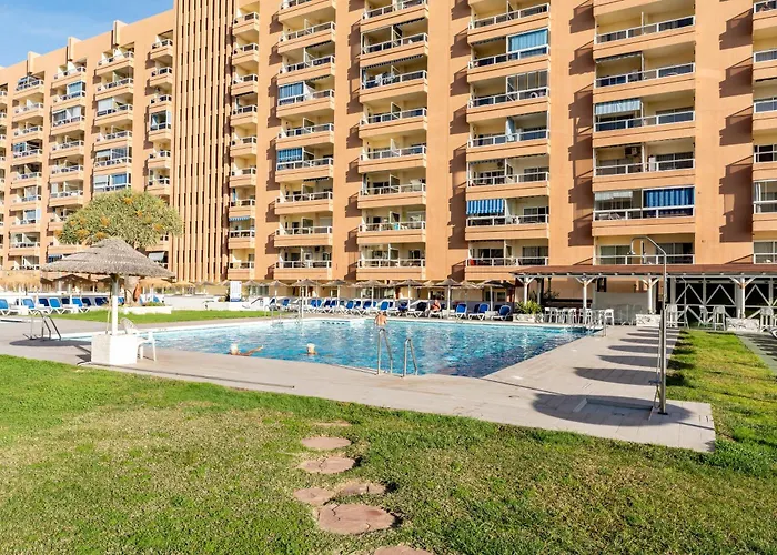 Marina View, Sunny One Bedroom Pyr