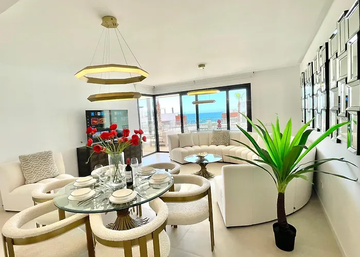 Upscale 3 Bedroom Apartment 300M From The Beach