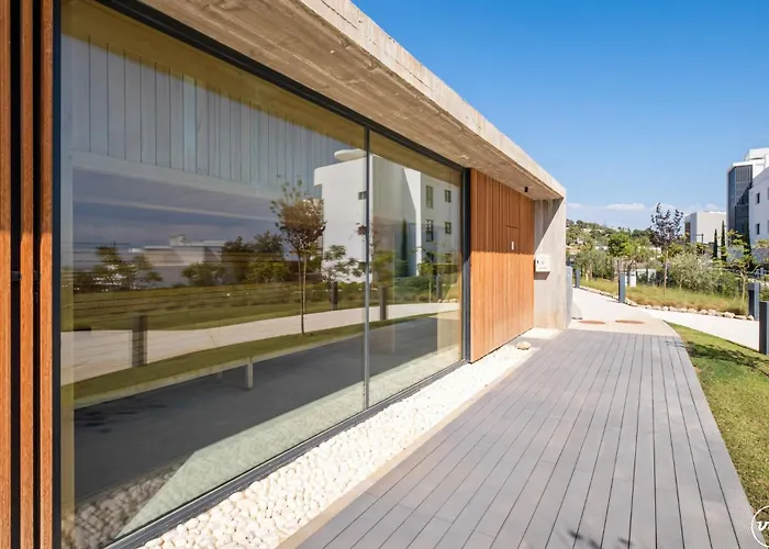 Vivi Homes - Amore Luxury ,Garden, Pool & Sauna