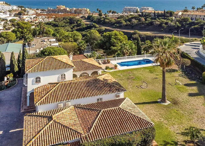 Six-Bedroom Holiday Home in Las Lagunas de Mijas