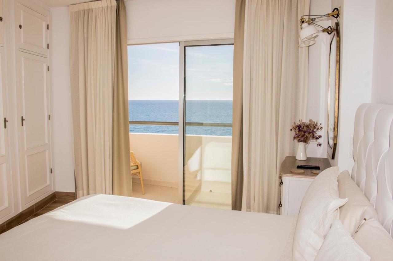 Beachfront In With Sea Views Apartment *