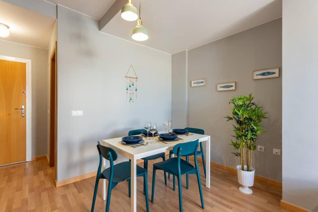 Apartamento Maravilloso ático; Sol Y Playa En Centro. A Estrenar Y Con Parking Gratis.