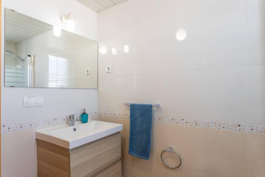 Apartamento Maravilloso ático; Sol Y Playa En Centro. A Estrenar Y Con Parking Gratis.