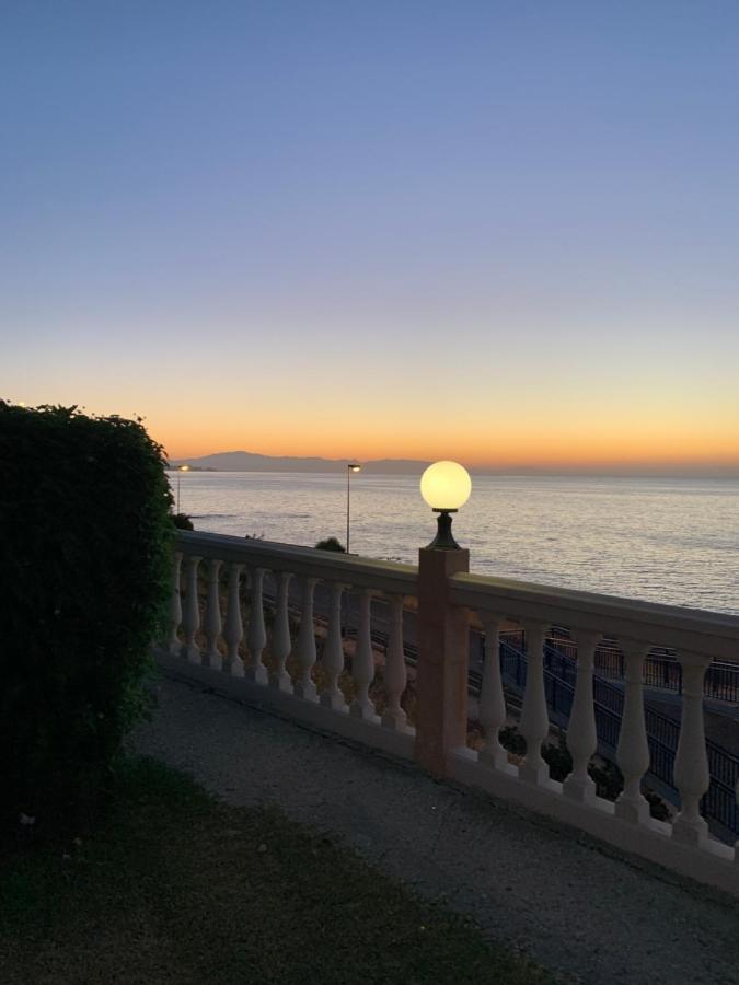 Beachfront Frente Al Mar Con Jardin Apartamento