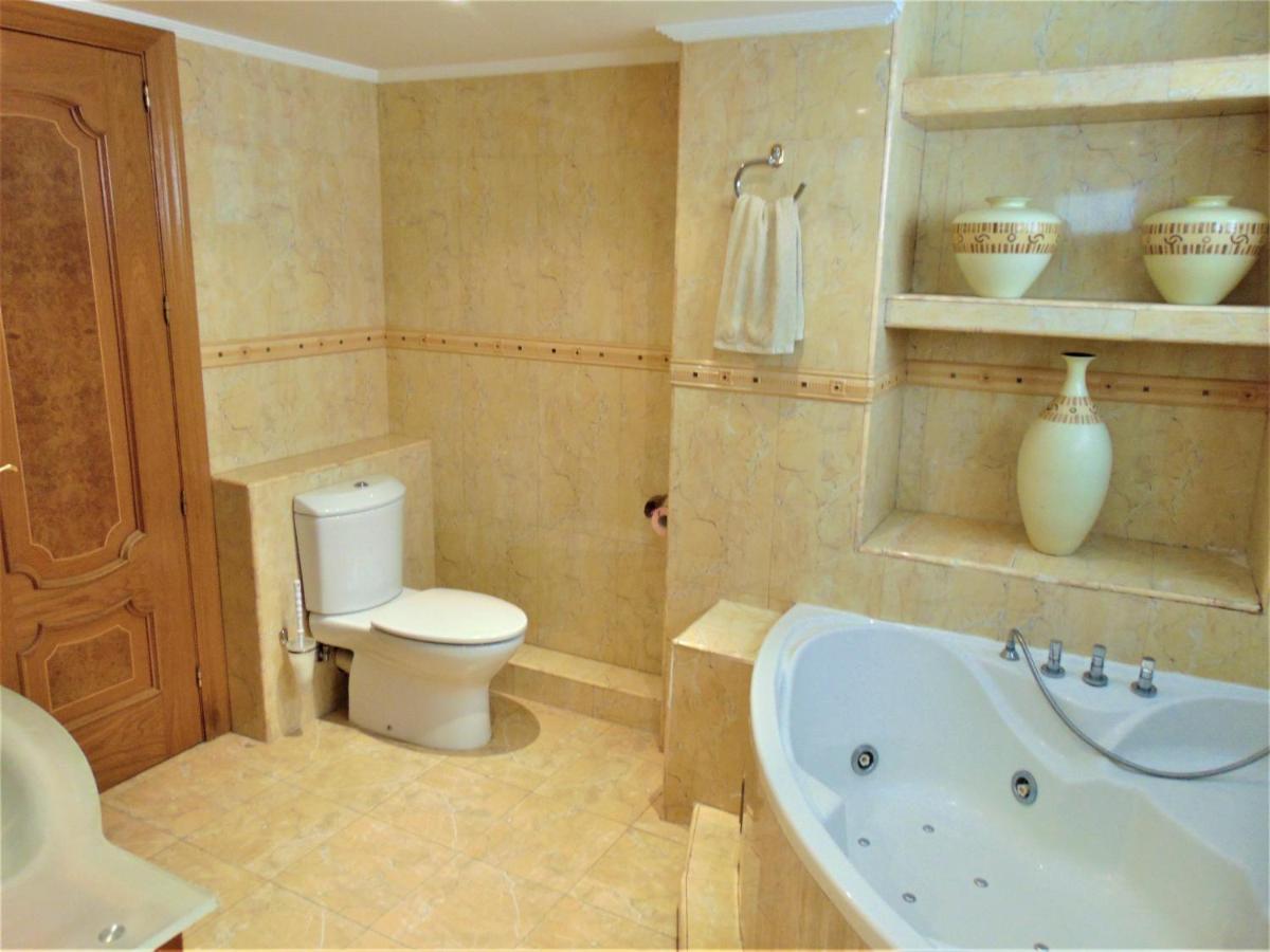 Beachfront, Two Bed- & Bathrooms, Private Parking Apartamento Fuengirola