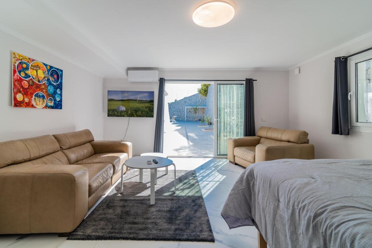 Renovated With Sea-views And Pool Villa