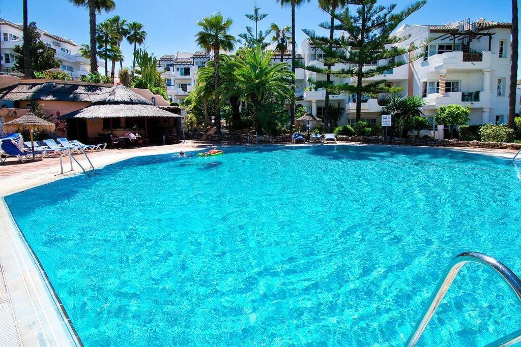 Stylish One Bed At Matchroom Country Club Apartment *