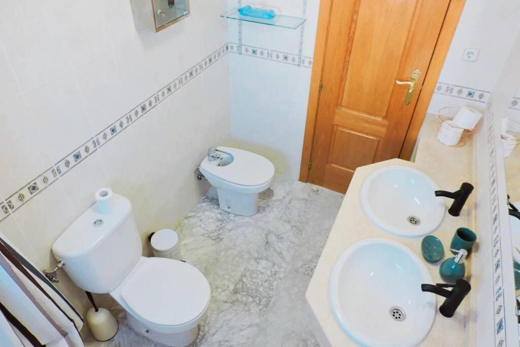 Huoneisto Cozy 2 Bedroom Apartment. Parking Included. *