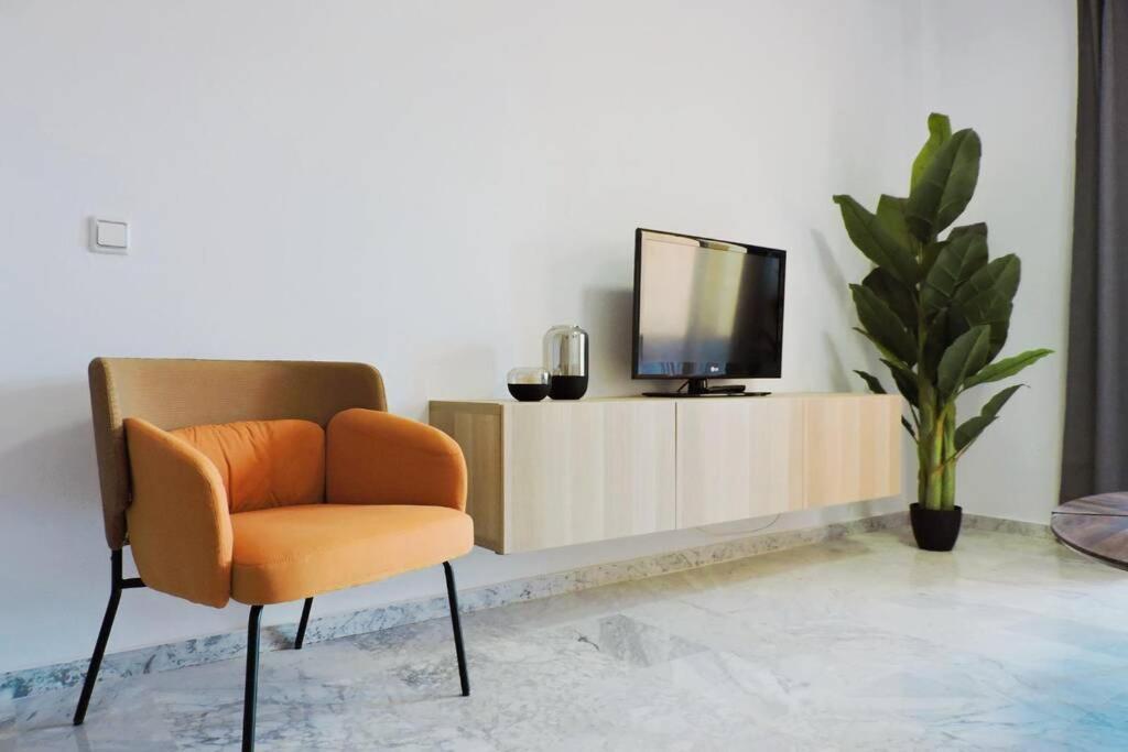Huoneisto Cozy 2 Bedroom Apartment. Parking Included. *