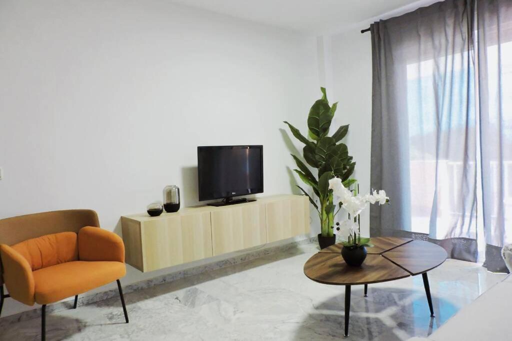 Cozy 2 Bedroom Apartment. Parking Included. Apartment