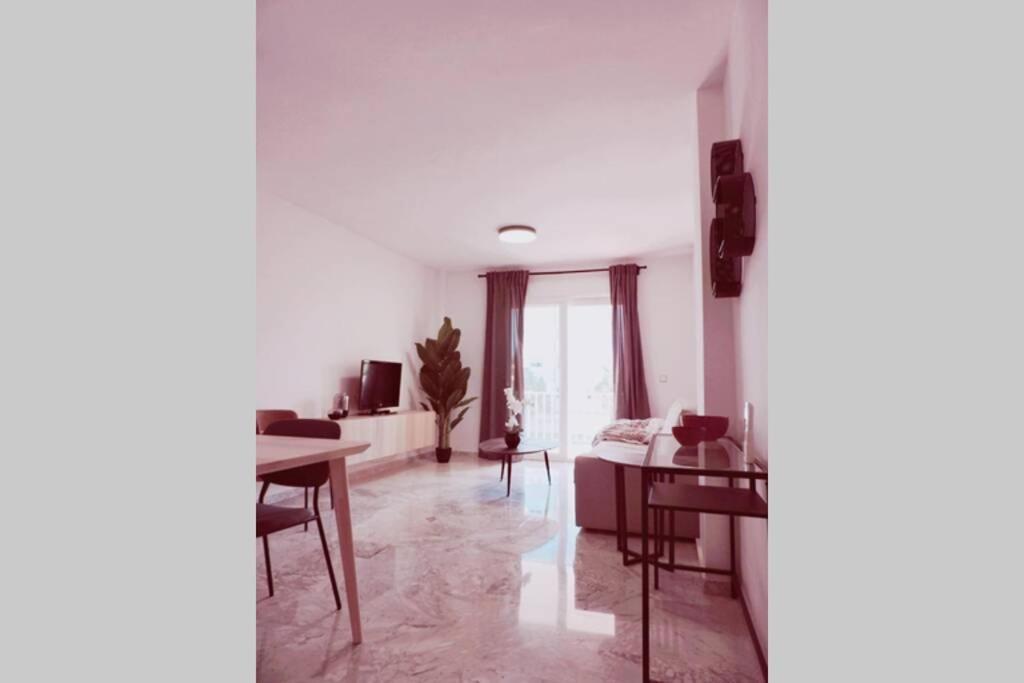 Cozy 2 Bedroom Apartment. Parking Included. Huoneisto