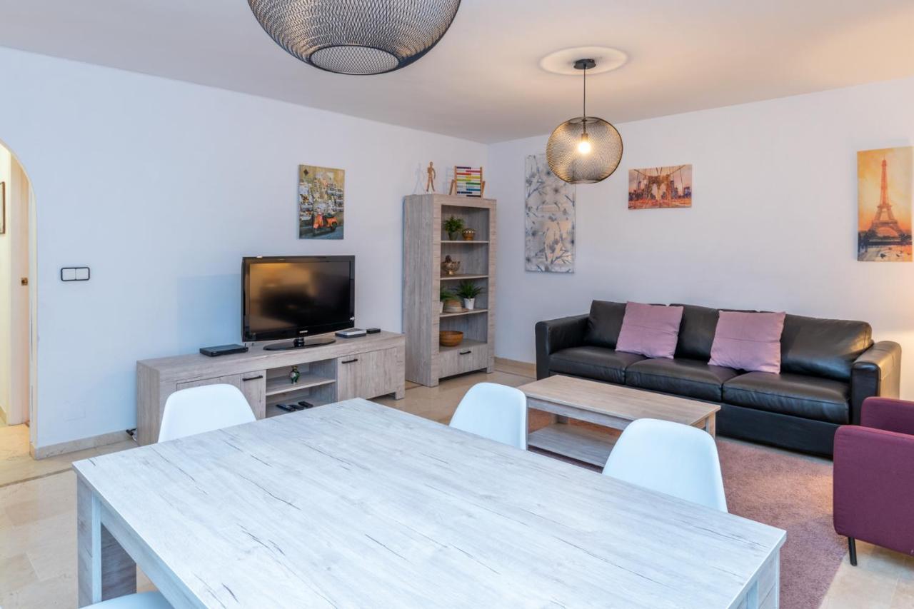 Apartment 2br Urban Getaway - Good Wifi, Swimming Pool *