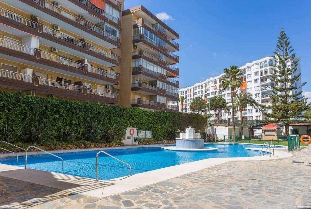 Huoneisto Precioso Apartamento Frente Al Mar Con Piscina Fuengirola