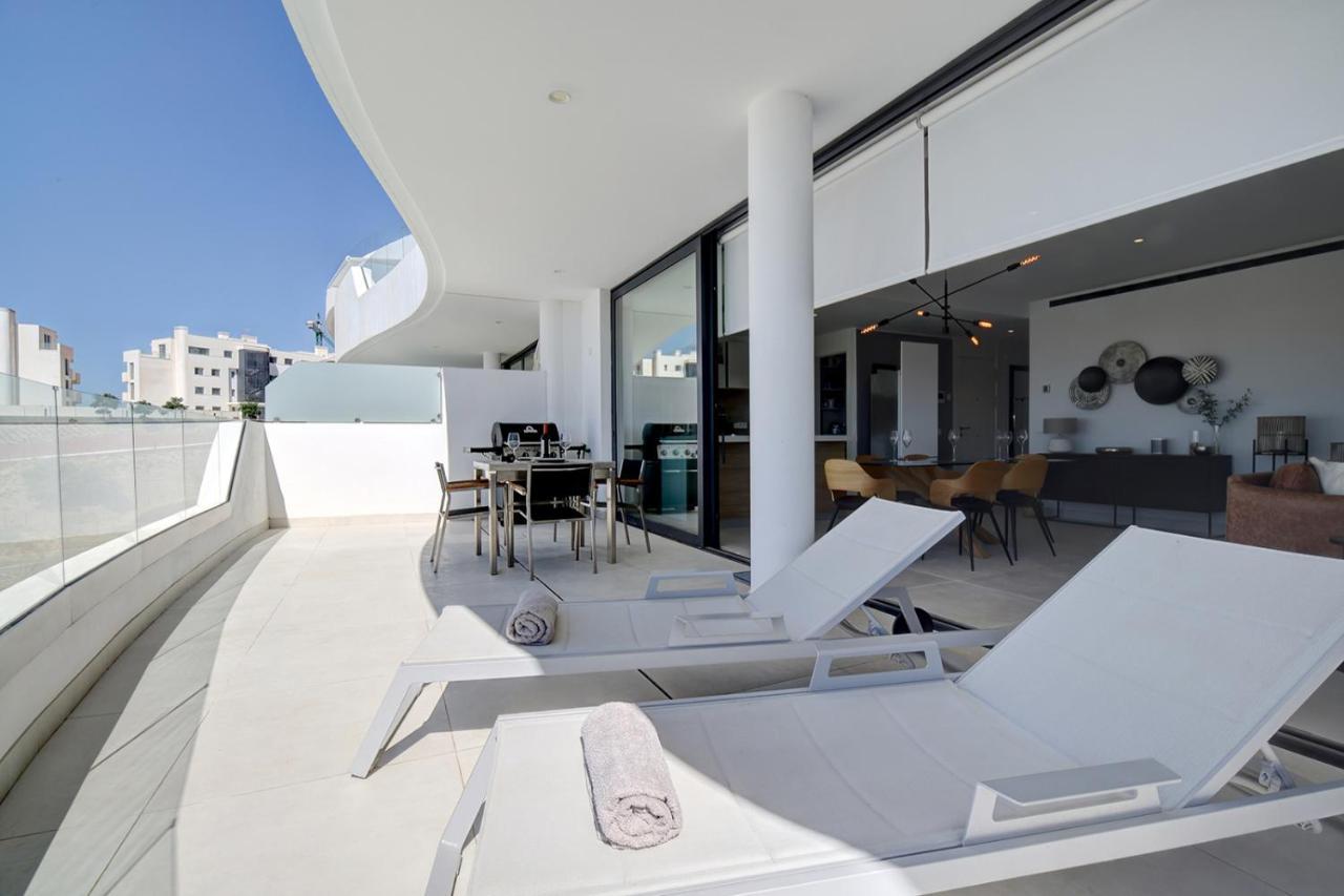 Stylish Three Bedroom @ Higueron West! Apartment