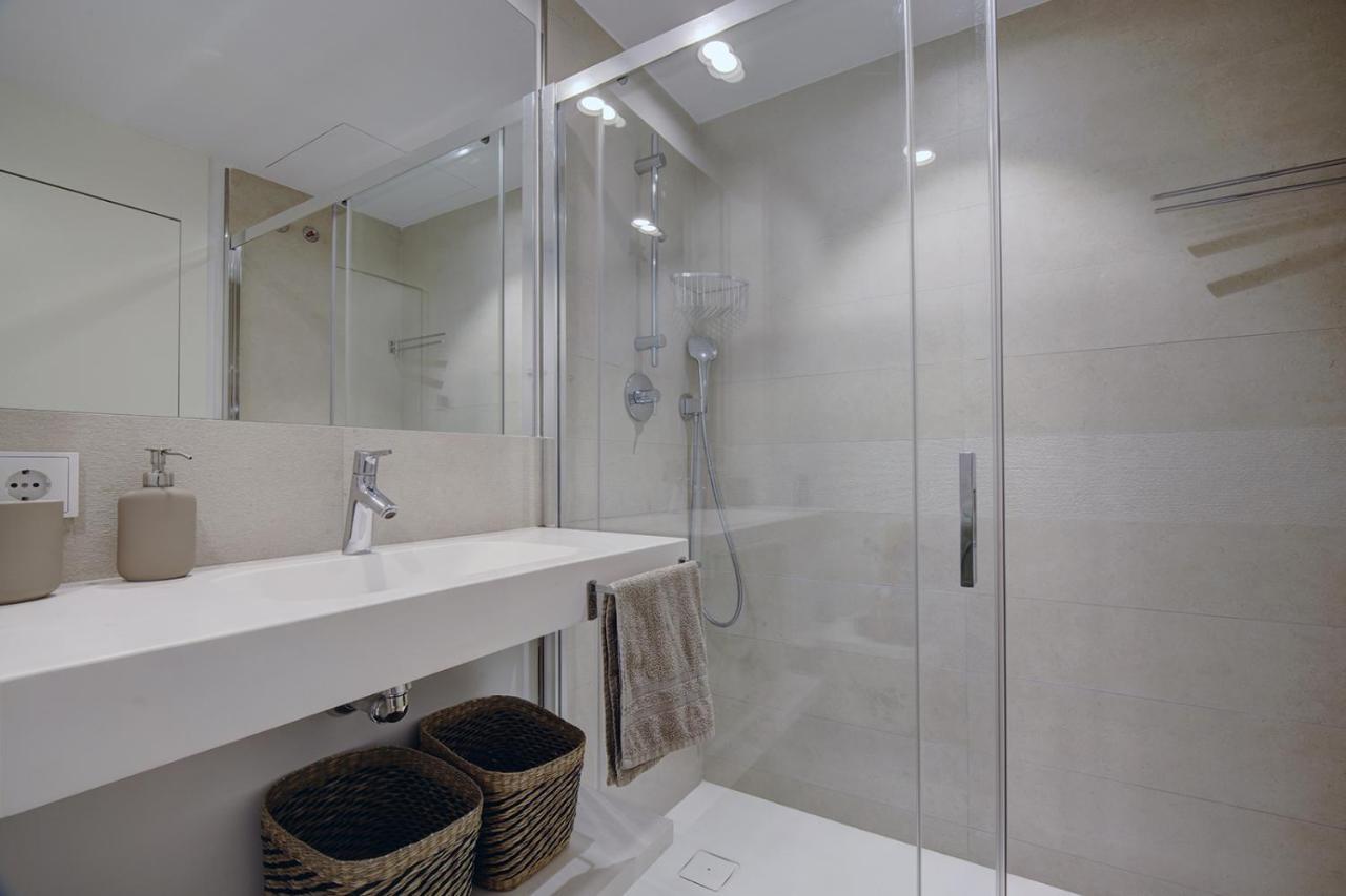 Stylish Three Bedroom @ Higueron West! Apartment
