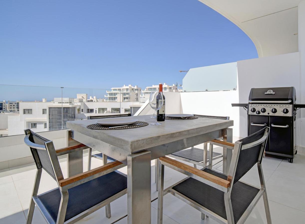 Apartment Stylish Three Bedroom @ Higueron West! *