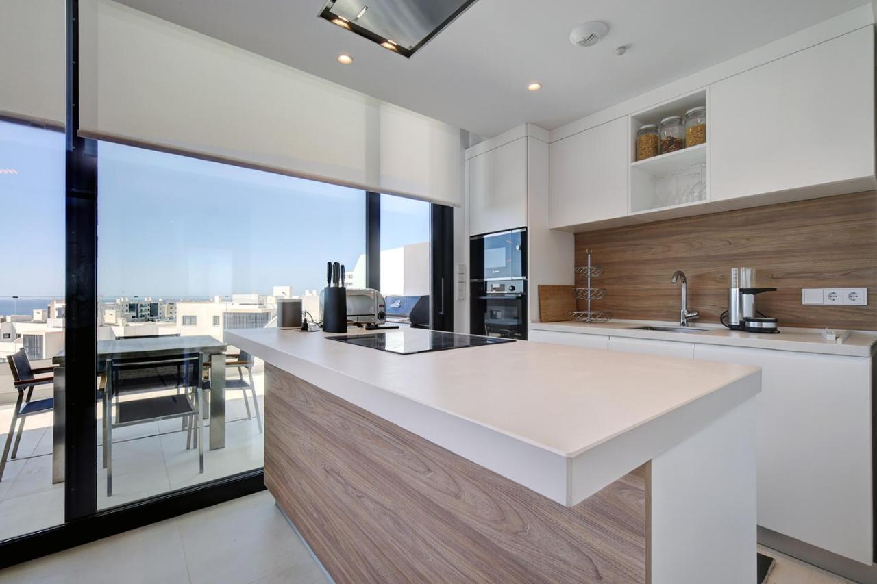 Stylish Three Bedroom @ Higueron West! Apartment