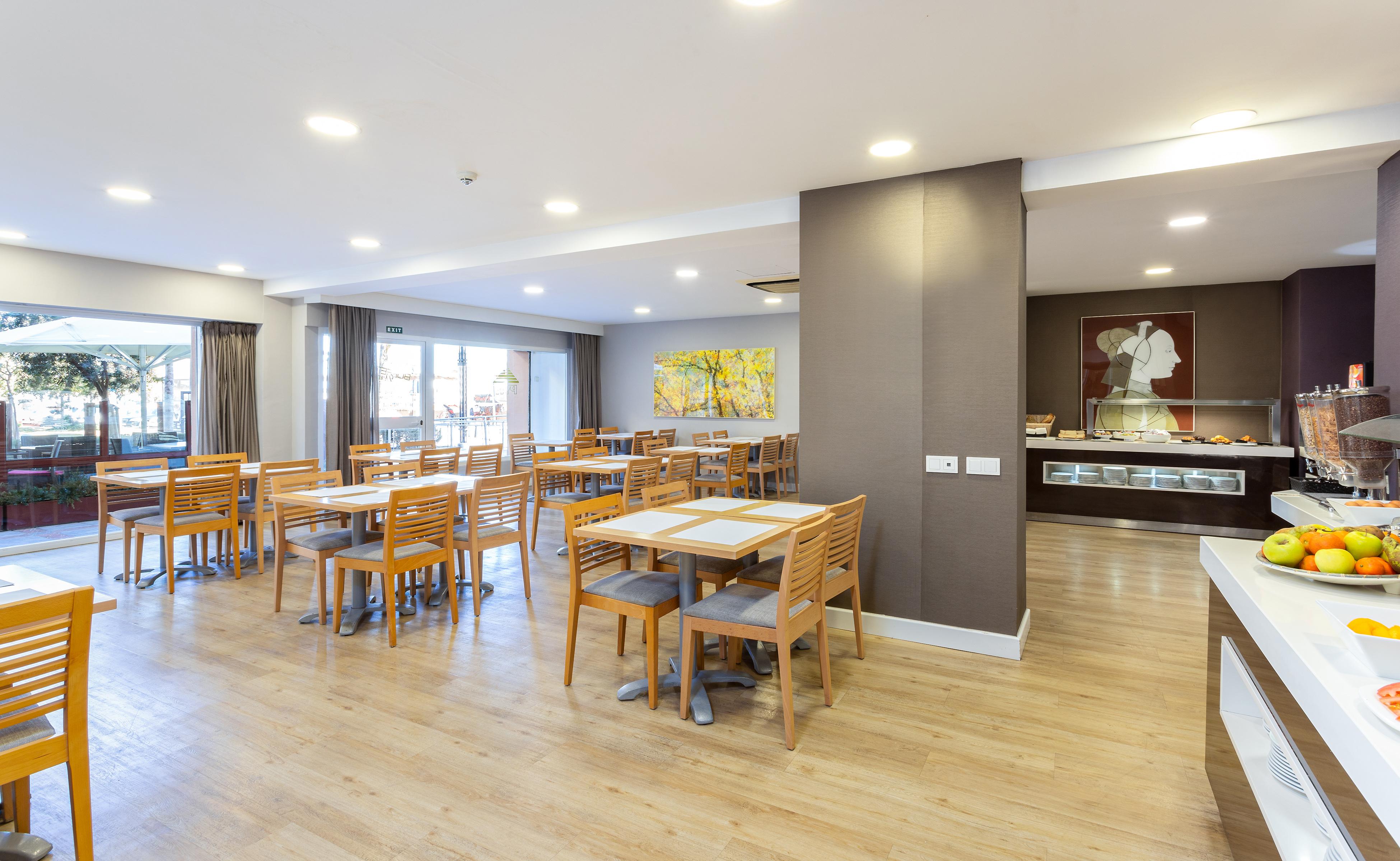 Pyr Aparthotel 3*