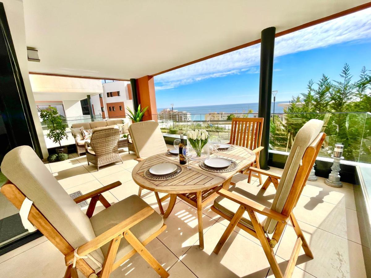 Luxury 3 Bedroom 300m From The *