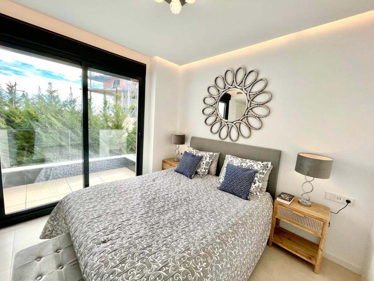 Luxury 3 Bedroom 300m From The *