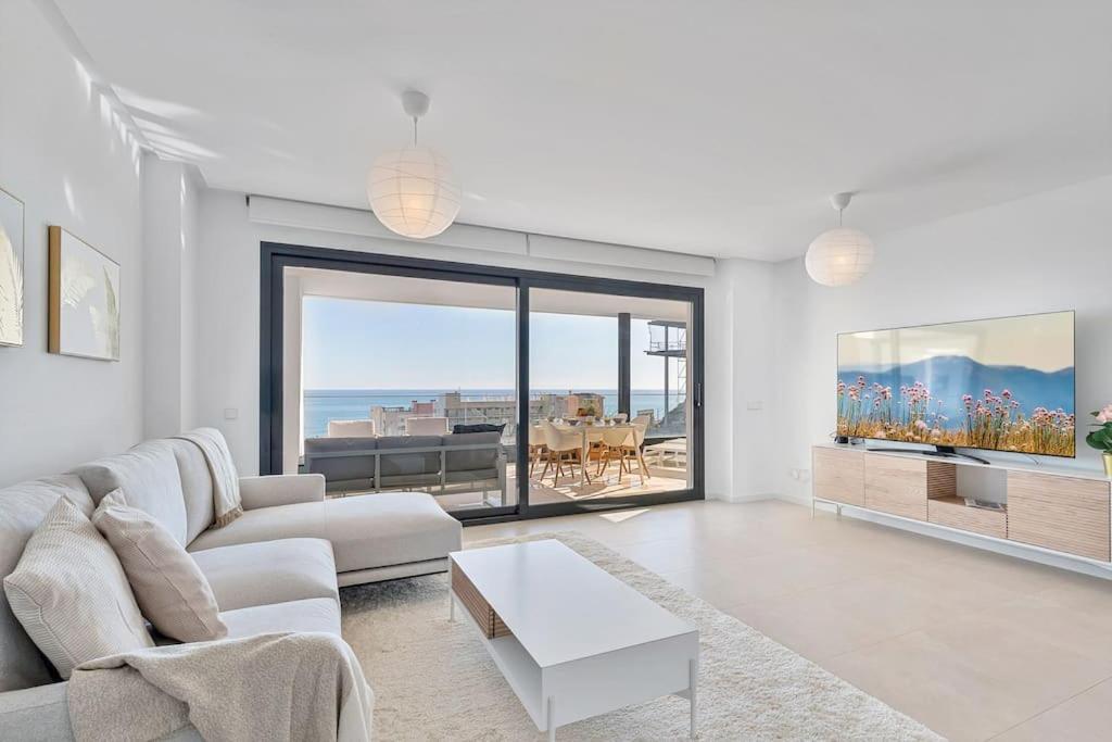 With Big Pool And Close To Beach! *