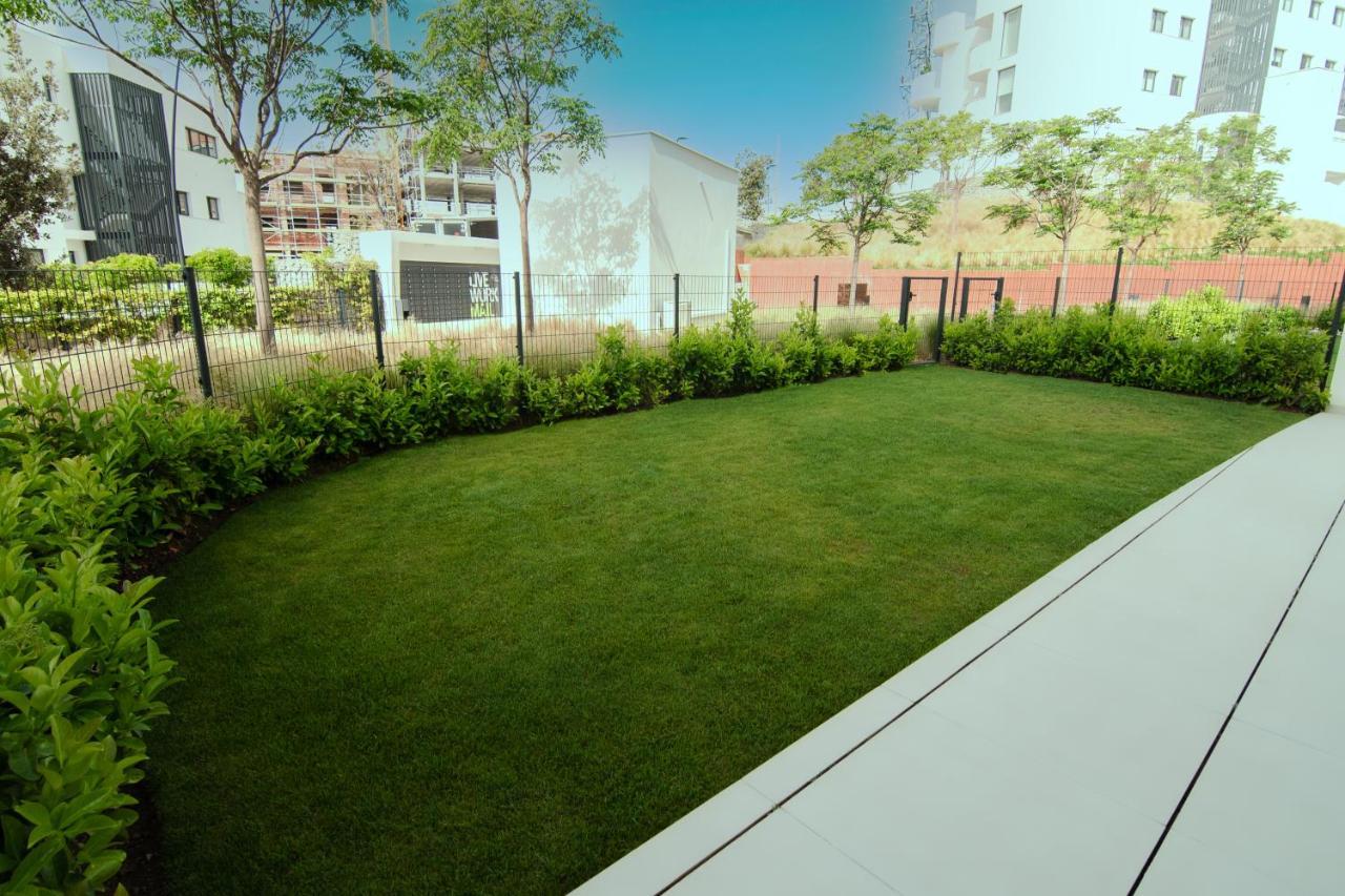 Mara's Higueron West: Spacious Terrace & Sun-soaked Garden Huoneisto *