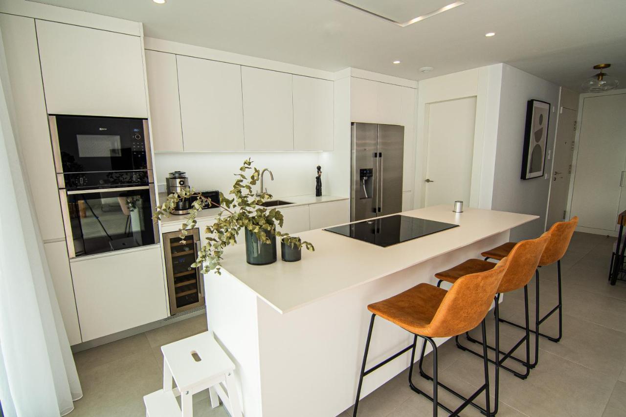 Mara's Higueron West: Spacious Terrace & Sun-soaked Garden Huoneisto
