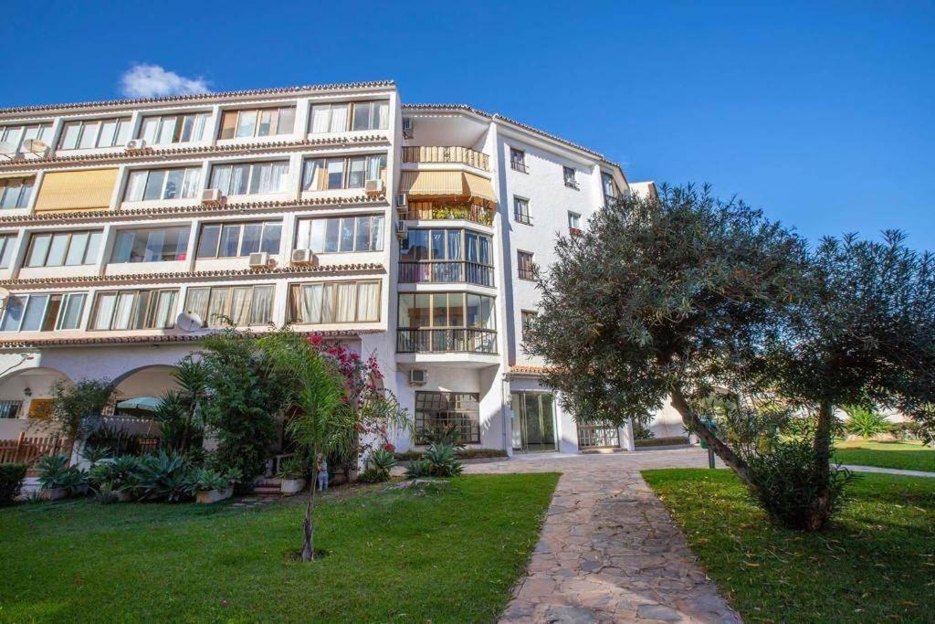 Beautiful And Elegant One Bedroom Apartment *