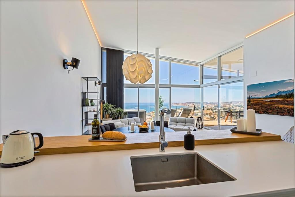 Stunning Luxurious Penthouse With Panoramic Views. *