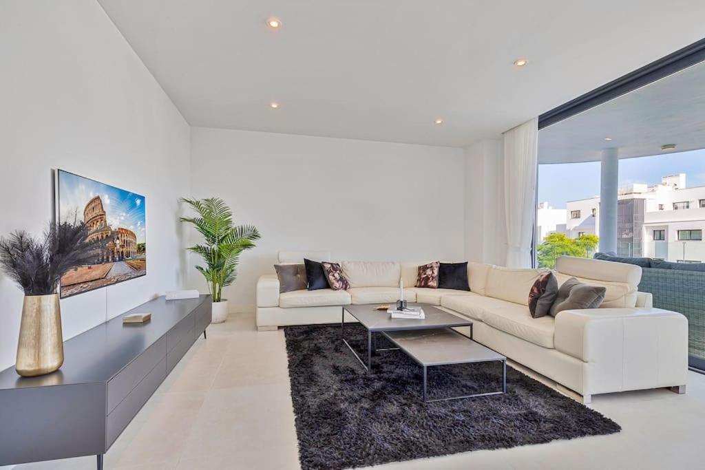 Stunning With Private Pool