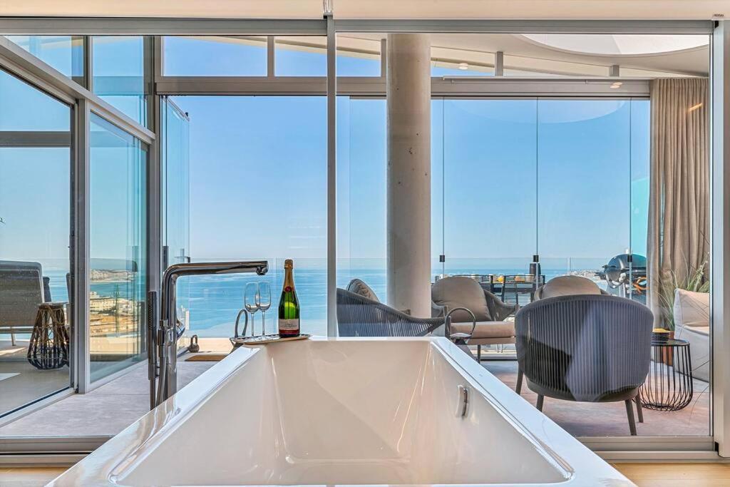 Stunning Luxurious Penthouse With Panoramic Views. *