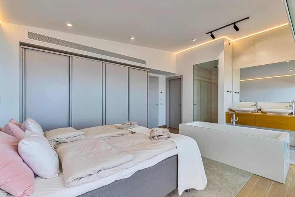 Apartment Stunning Luxurious Penthouse With Panoramic Views. *