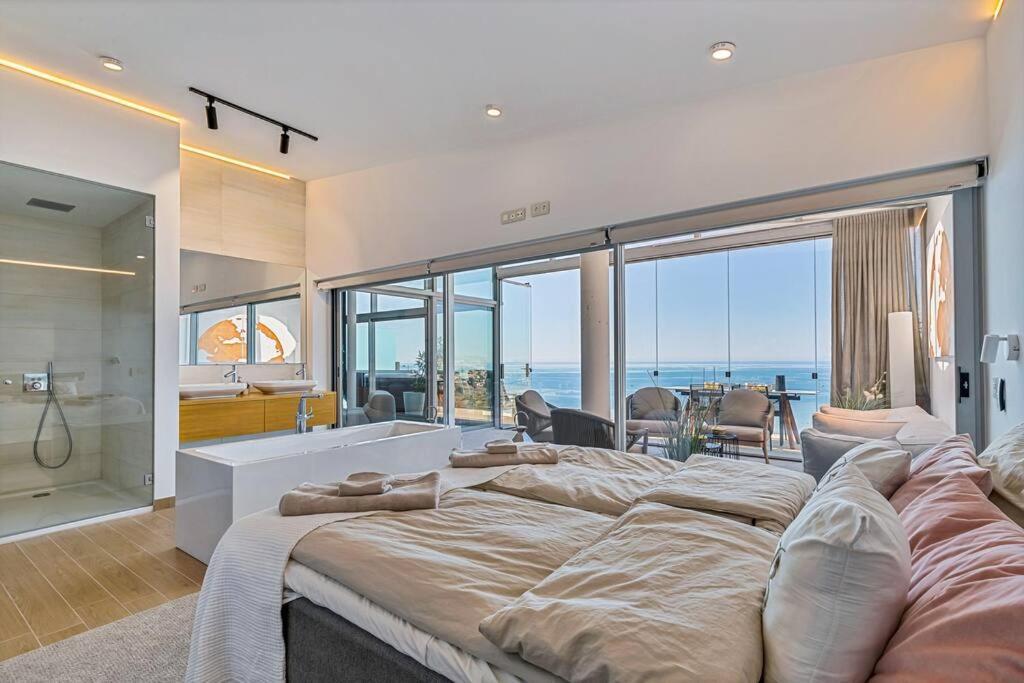 Stunning Luxurious Penthouse With Panoramic Views. *