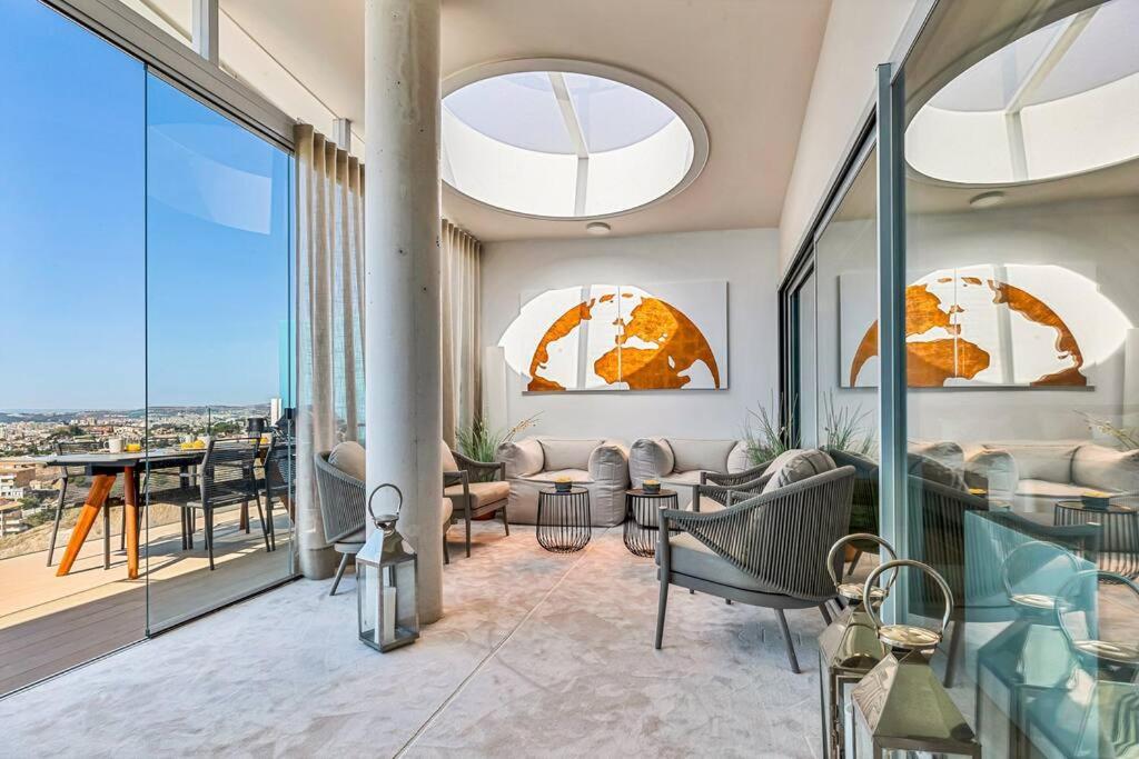 Stunning Luxurious Penthouse With Panoramic Views. Apartment