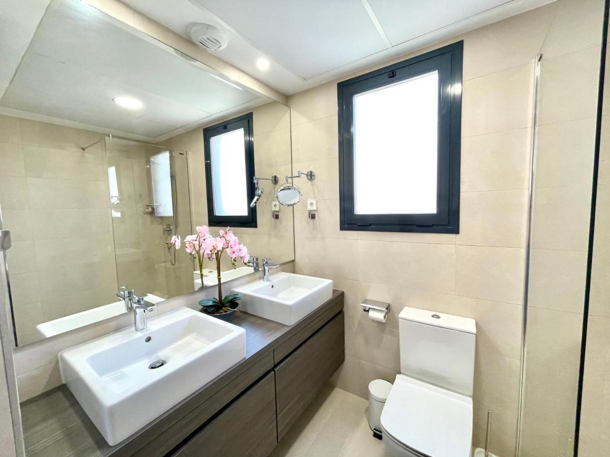 Magnificent 3 Bedroom Penthouse Apartment *