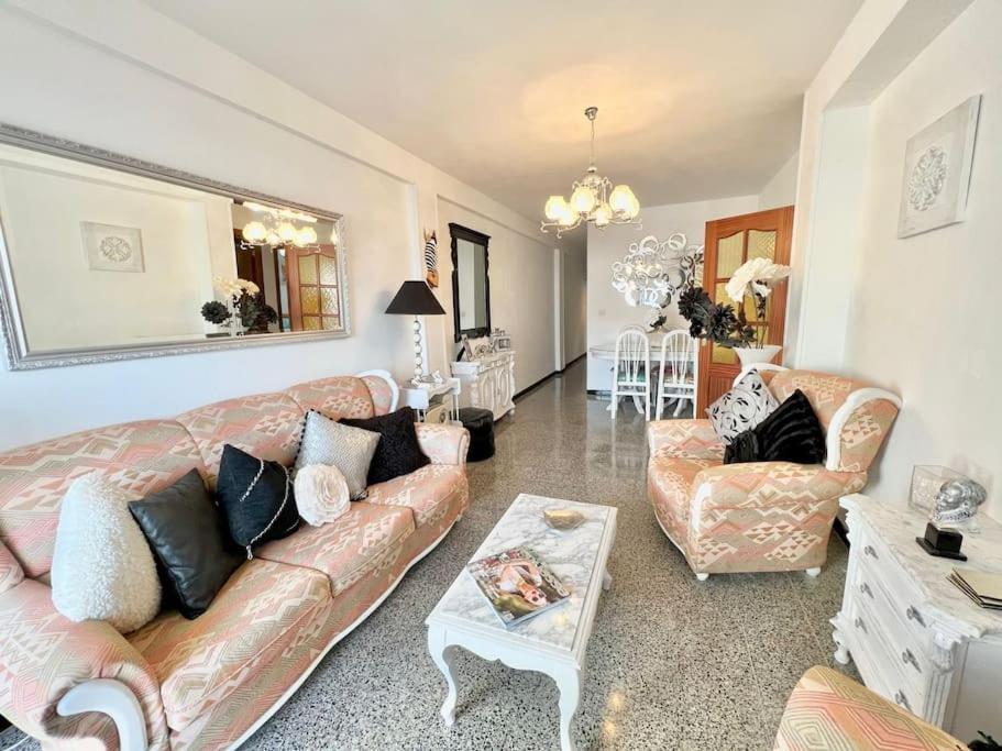 Cozy Three-bedroom 12 Minutes From