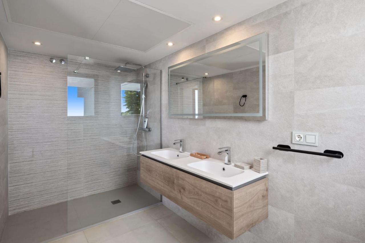 Nirvana - Pool, Jacuzzi, Terrace & Sea View Villa Fuengirola