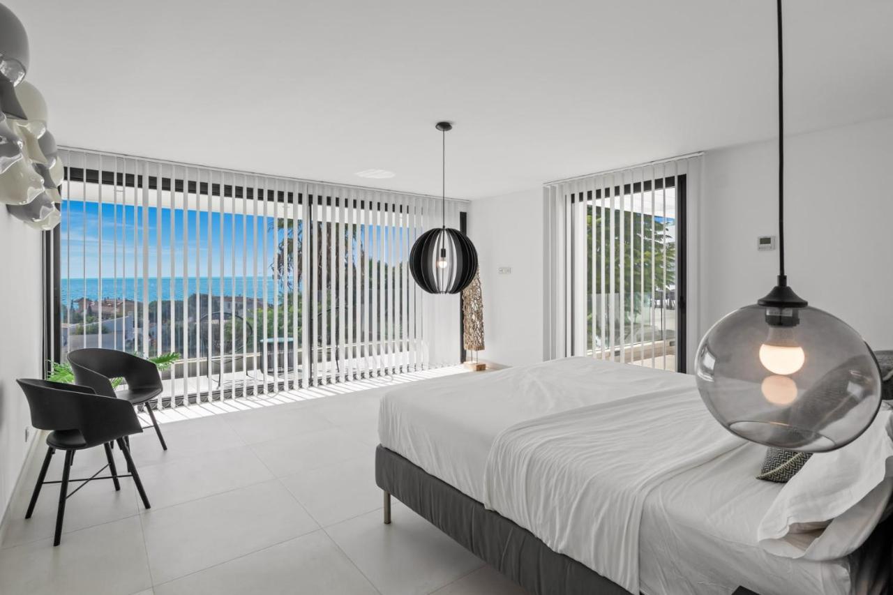 Nirvana - Pool, Jacuzzi, Terrace & Sea View Villa Fuengirola