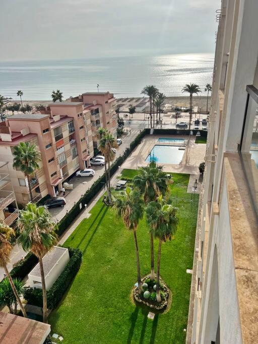 Huoneisto Bonito Atico En Primera Linea De Playa Con Piscina